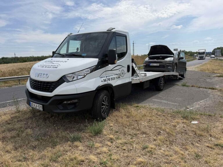 Lerobbant autó mentése országúton