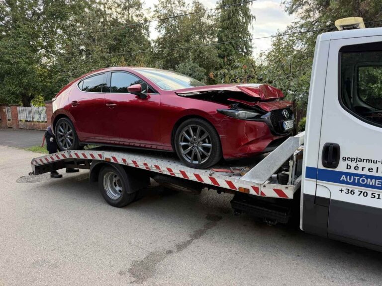 Baleseti autómentés – sérült Mazda szállítása