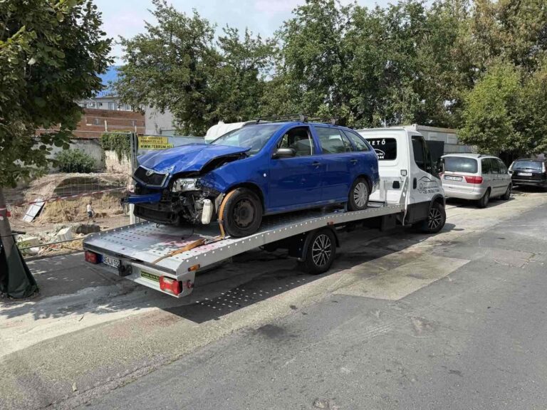 Összetört autó elszállítása baleset után