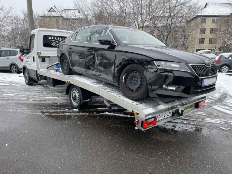 Baleseti autómentés – sérült autó a platón